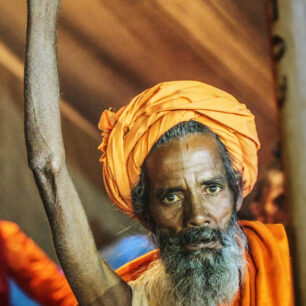 Askezi sádhuové prožívají nejrůznějším způsobem: sebetrýznivými praktikami se snaží oprostit od fyzického těla a dosáhnout v meditaci vyššího poznání či osvícení. Někteří například stojí několik let na jedné noze nebo nad hlavou drží jednu ruku jako tento asketa, který prý takto přináší oběť již šest let a dalších šest má v plánu pokračovat.