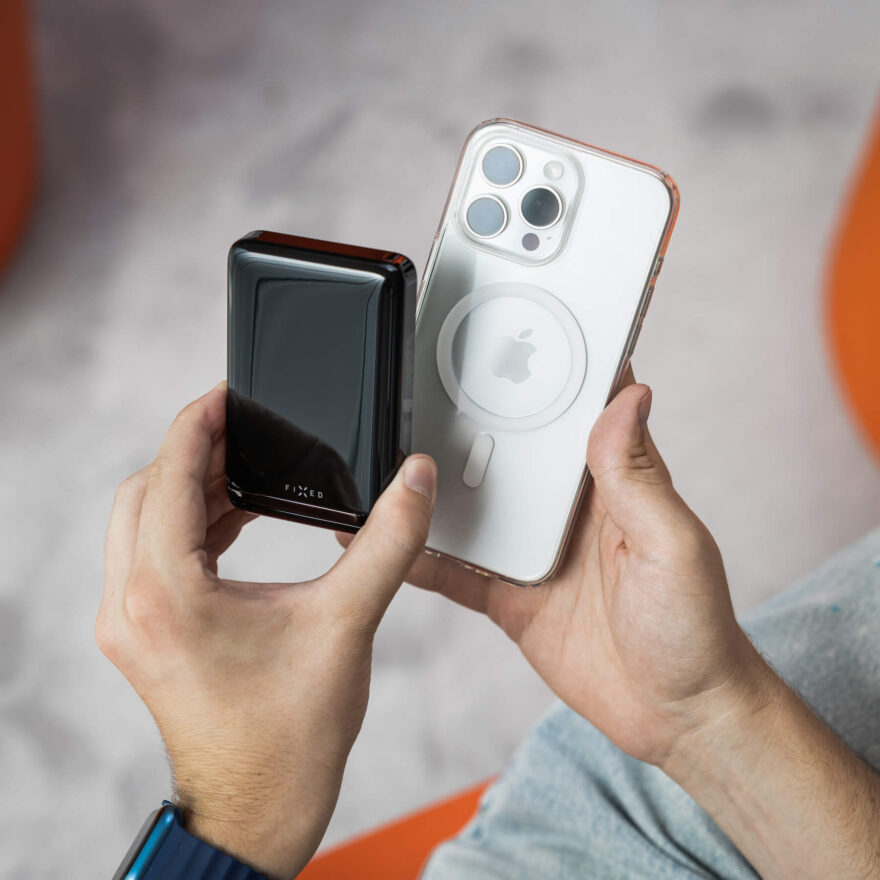 FIXED MagZen 10 Pro – Powerbanka, která se přichytí a nabíjí