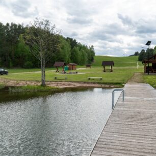 Odpočinkové místo u jezera Kamedul