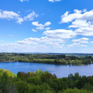 Pohled na jezero Hańcza z výhlídkové věže