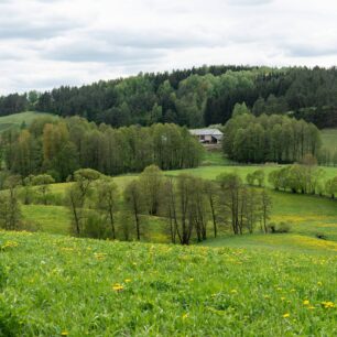 Zvlněná krajina vznikala působením eroze při tání a posunu ledovců