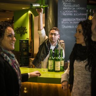 Nalévání cideru ze sudu. Foto: Turespaña