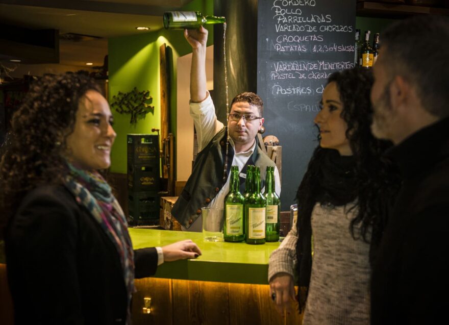 Nalévání cideru ze sudu. Foto: Turespaña