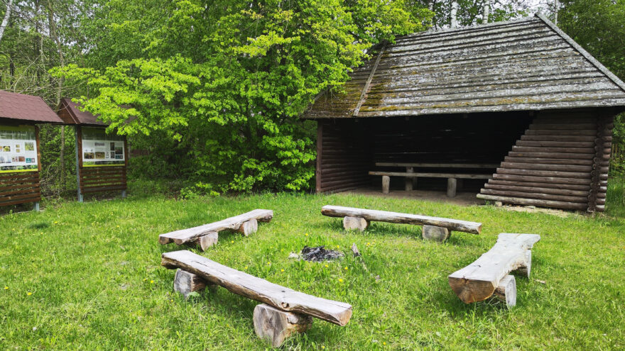 Nocleh v srdci parku. Kempingová místa umožňují usínat za zvuků lesa a probouzet se do ptačího koncertu