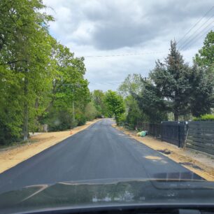 Písek tu pomalu halí asfalt