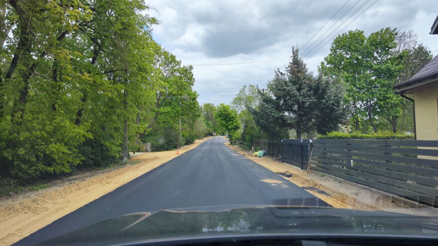 Písek tu pomalu halí asfalt