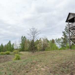 Pozorovací věž v nekonečné krajině je připomínkou našeho místa v tomto obrovském ekosystému