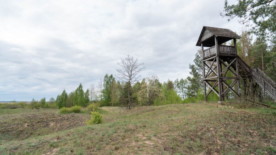 Pozorovací věž v nekonečné krajině je připomínkou našeho místa v tomto obrovském ekosystému