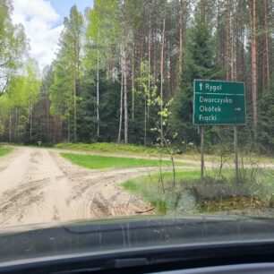 Asfalt tu místy budete hledat marně