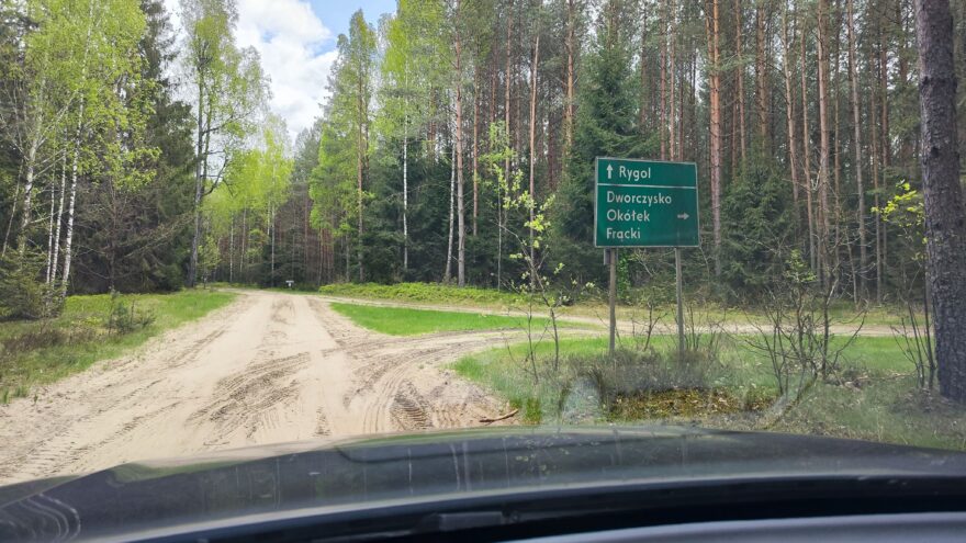 Asfalt tu místy budete hledat marně