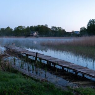 Chladná, ale romantická rána u jezer si zamilujete