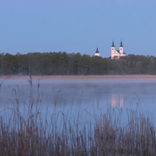 Majestátní klášter kamaldulů, který jako strážce dohlíží na jezero Wigry.