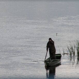 Místní rybář na své loďce. Po staletí byla řeka Narew pro lidi v údolí hlavním zdrojem obživy a života