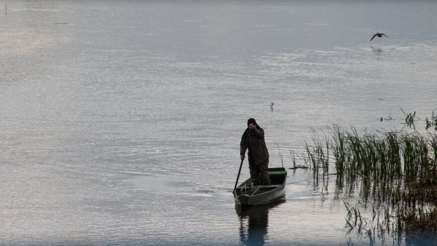Místní rybář na své loďce. Po staletí byla řeka Narew pro lidi v údolí hlavním zdrojem obživy a života