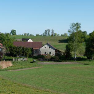Na okrajích hlubokých lesů se krajina otevírá do klidných pastvin. Tady se divočina potkává s činností člověka