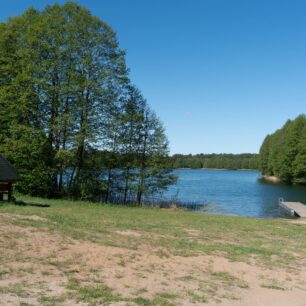 Odpočívadla u jezera s možností odpočinku, koupání i s molem, které tvoří pohodlný přístup do vody