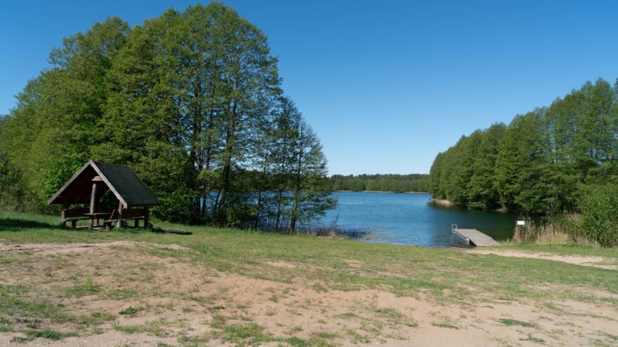 Odpočívadla u jezera s možností odpočinku, koupání i s molem, které tvoří pohodlný přístup do vody