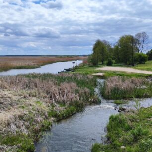 Řeka Narew si po staletí razí cestu krajinou a kreslí do ní nekonečné křivky