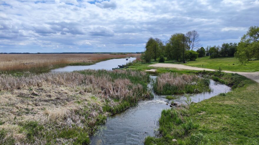 Řeka Narew si po staletí razí cestu krajinou a kreslí do ní nekonečné křivky
