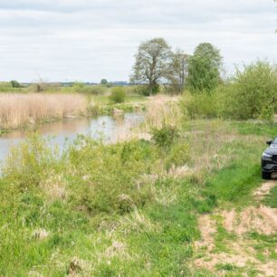 Zaparkováno. Odtud už cesta pokračuje po vodě. Auto tu snad počká, než se vrátíte z vodního labyrintu