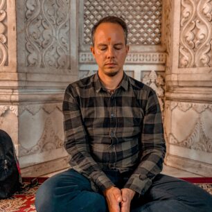 Meditování v hinduistickém chrámu v indickém Váránasí