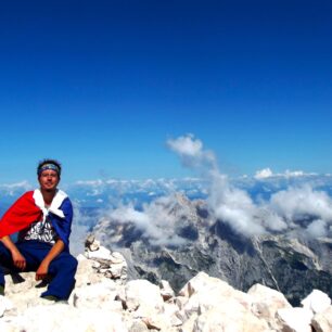 Jedna z prvních cest stopem po Evropě, ve Slovinsku jsem si odskočil na Triglav