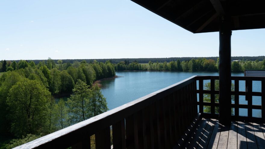 Rozhledna v Bryzglu. Ideální místo pro pozorování ptáků s dalekohledem v ruce