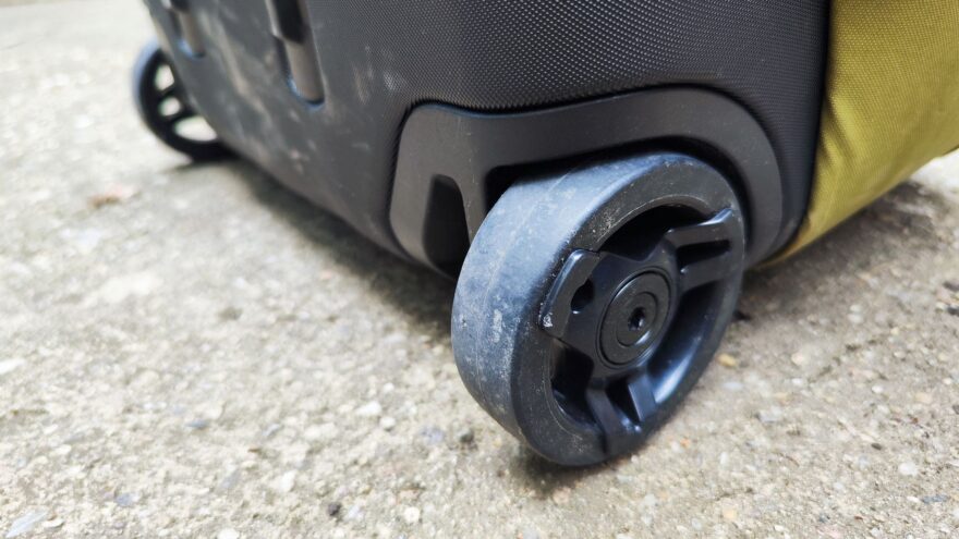 Ani po divokých přejezdech nejsou kolečka poškozena, jen znečištěna