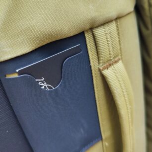 Postranní kapsa na vizitku je více, než praktická