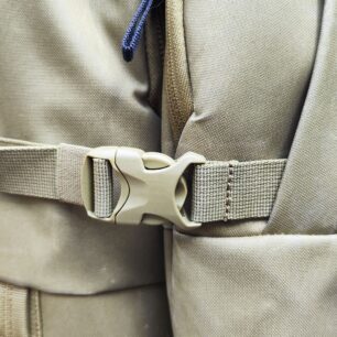 Vnější stahovací popruhy zmenší objem kufru až o čtvrtinu, nezmenší však jeho hmotnost