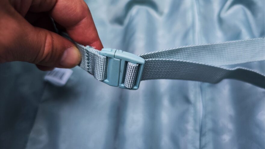 Vnitřní stahovací popruhy jsou robustní a nemusíte je bát pořádně zatáhnout