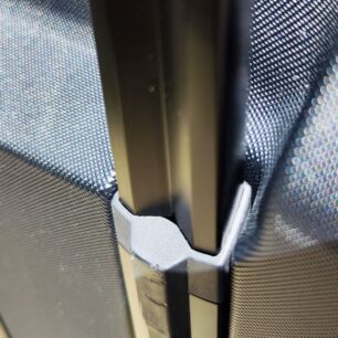 Výsuvný mechanismus ve tvaru V se příliš nevyklá a usnadňuje manipulaci a jízdu s kufrem