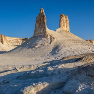 Bozjyra - bílé vápencové skály se tyčí do výšin