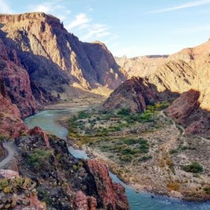 Charyn Canyon - červené stěny a rozeklané skalní věže připomínají divoký západ