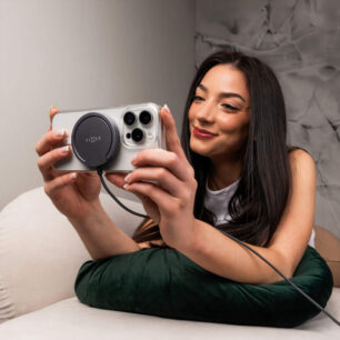 Bezdrátová nabíječka FIXED MagPad Pro s podporou MagSafe, Qi2 certifikací a stojánkem