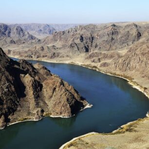 Ili River protéká kaňony, pouštěmi i oázami