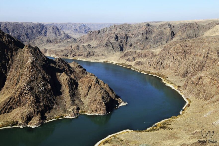 Ili River protéká kaňony, pouštěmi i oázami