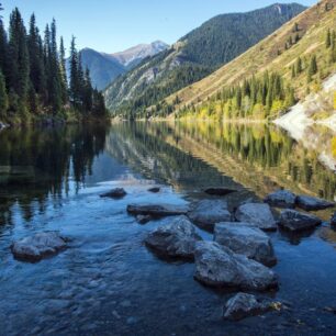 Kolsai Lakes a sousední jezero Kaindi patří mezi nejfotogeničtější místa v zemi