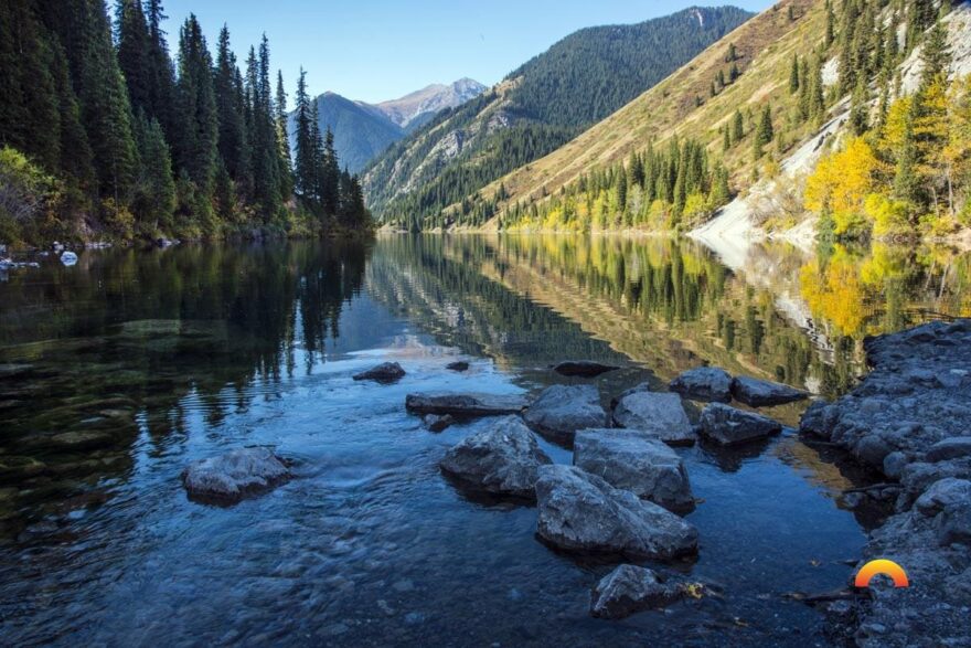 Kolsai Lakes a sousední jezero Kaindi patří mezi nejfotogeničtější místa v zemi