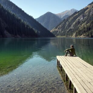 Kolsay Lakes - ledovcová jezera obklopená borovicemi a horami jsou snem každého milovníka ticha.