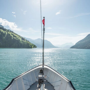 Loď na jezeře Vierwalstättersee. Foto: www.isaknips.ch