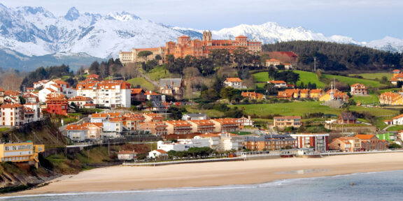 Divoké pobřeží, Gaudího vila a císařská historie. To nejlepší ze západní Kantábrie