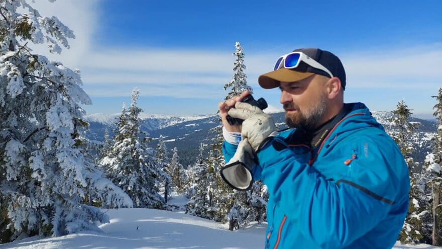 Díky kompaktnímu rozměru si dalekohled najde místo i v batohu na skialpovou túru