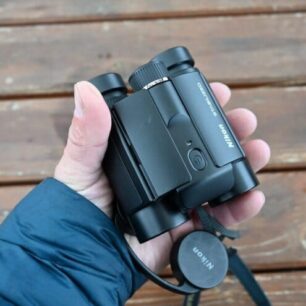 Po sklopení se stane z dalekohledu NIKON STABILIZED 12×25 kompaktní balíček