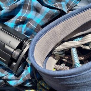 S dalekohledem do skal na hledání kruhů nebo hnízdění ve skalách - NIKON STABILIZED 12×25