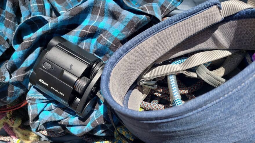 S dalekohledem do skal na hledání kruhů nebo hnízdění ve skalách - NIKON STABILIZED 12×25