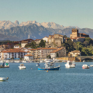 San Vicente de la Barquera s výhledem na Picos de Europa © Noe Baranda
