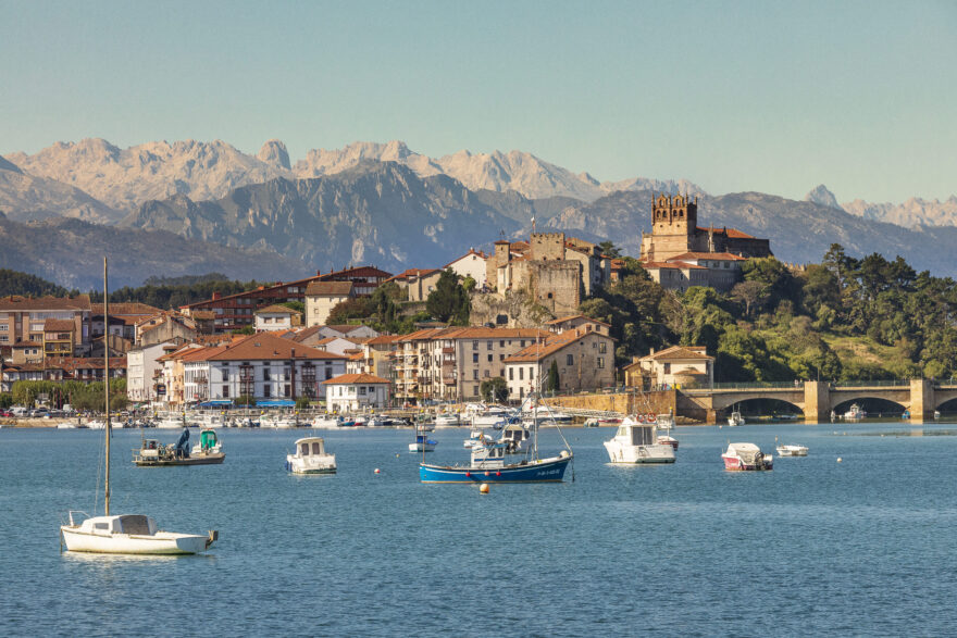 San Vicente de la Barquera s výhledem na Picos de Europa © Noe Baranda