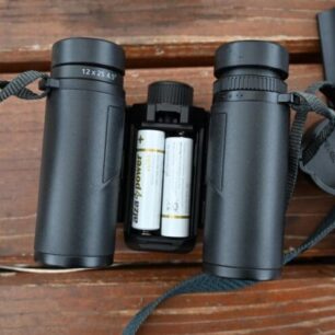 Stabilizaci napájí dvojice tužkovek AA - NIKON STABILIZED 12×25