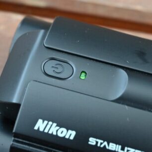 Tlačítko pro aktivaci stabilizace obrazu - NIKON STABILIZED 12×25